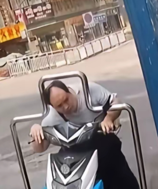 道路栏杆过于离谱！