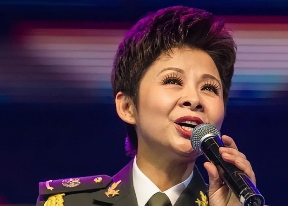 1980年冬天，一个男人将董文华约到一个无人之地，对她深情告白：“我喜欢你，做我