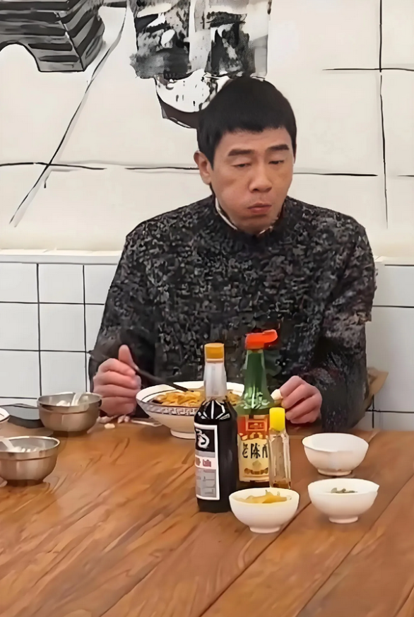 陈小春好节俭啊！他录制完节目竟然到小店里吃面，而且也没要菜，看着好像就一碗光面，