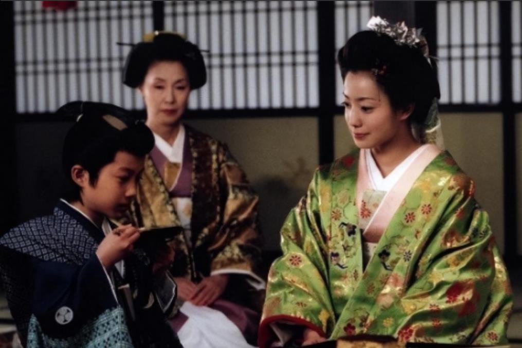 年仅9岁就上位的日本天皇，违背人伦强娶自己的生母，还做出了种种令人震惊无比的可怕