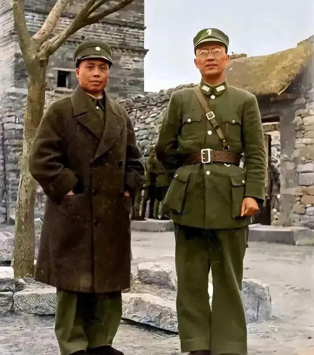 1938年，李宗仁和白崇禧在台儿庄的合影。
真是不比不知道，原来李宗仁和白崇禧