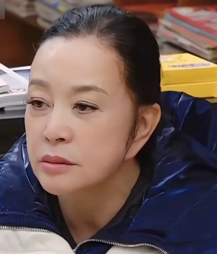 前几天看到一则关于刘晓庆的趣闻，真的挺有意思。一直以为刘晓庆那浓密的头发是她的真