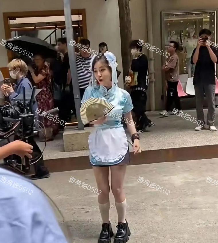 冯提莫本人跟视频里的她反差好大，视频里的她肤白貌美大长腿，真人头大腿短1米5都没
