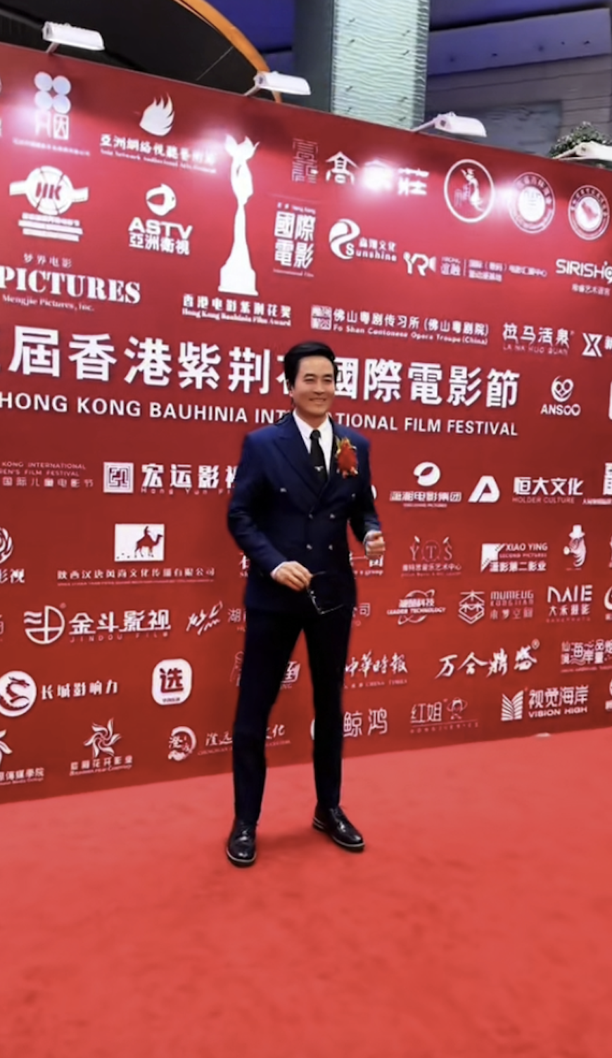 陈庭威罕见现身香港，西装配墨镜太有型