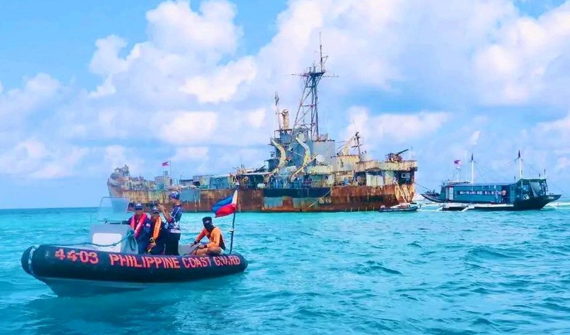 ​菲舰企图以小博大又挑衅，我方海警左右夹击，菲舰根本动也不敢动！大概是美国给的勇