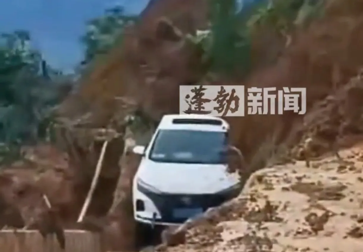 云南昭通永善县突发山体滑坡！小车惊险脱险，人已安全！

 7月15日，云南省昭通