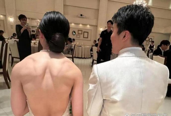 今日笑料：这个新郎估计不敢家暴老婆！笑死了！哈哈哈哈哈