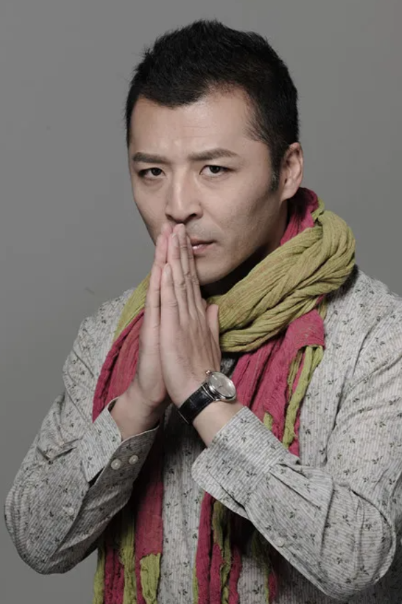 大快人心，绑架演员王星的幕后老板被抓了，一直联系欺骗王星的小角色也被抓了，泰国媒