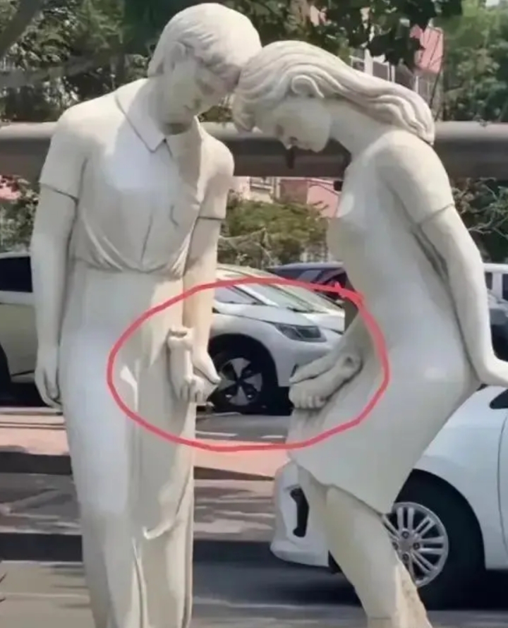 这雕像也太前卫了，这是要表示什么呢？[大笑][大笑][大笑]  [大笑][大笑]