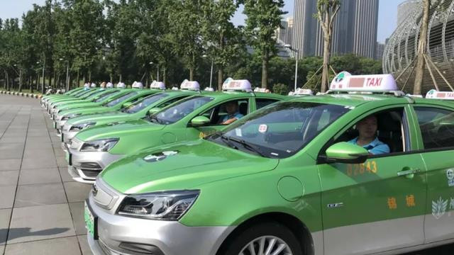 为什么大家宁愿在路边等网约车，也不愿意去坐就在路边的出租车？