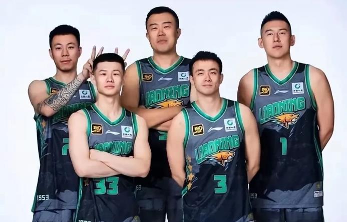 从图可以看出辽篮本土五虎，配备有缺陷，最终难夺冠

1，从图片五人看，配备有缺陷