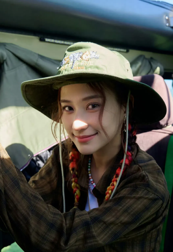 何超莲晒旅行照，自己她跟窦骁结婚以后，夫妻俩很少同框，窦骁一直无缝进组拍戏，何超