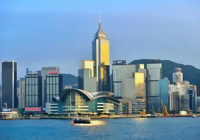 香港已经完全融入祖国了
处处听到普通话，
特别尖沙咀那块，
港人说普通话大大进步