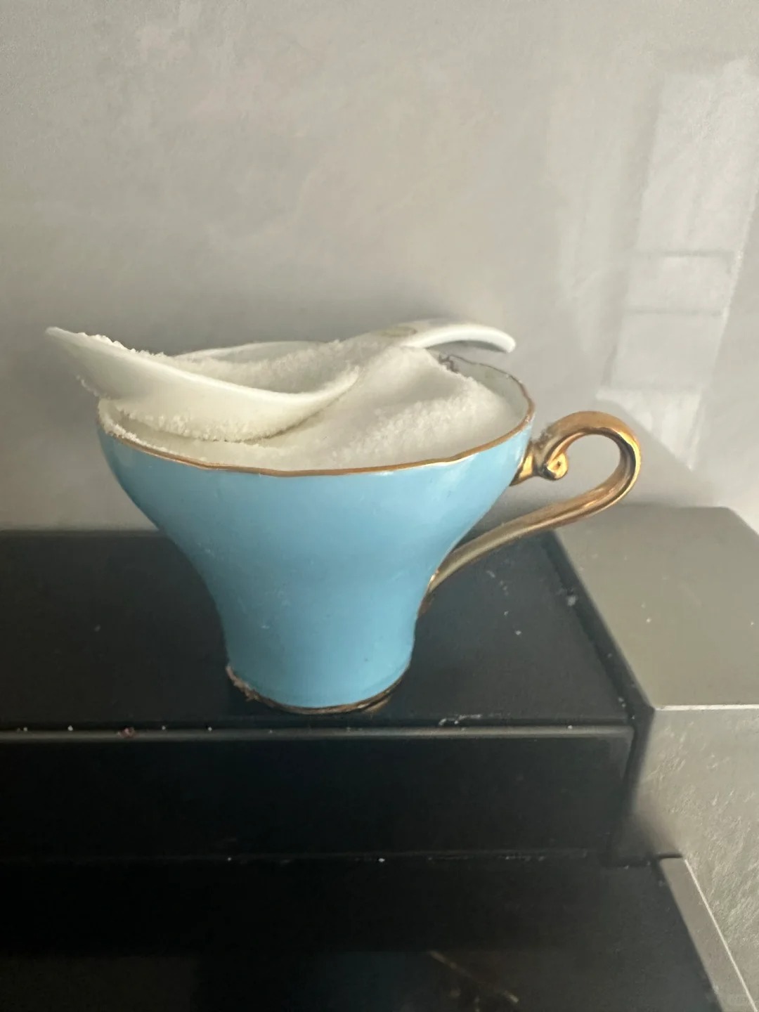 我妈把我不舍得用的东西放盐
买杯子的时候不舍得买，不买又老想，喜欢的很……
看到