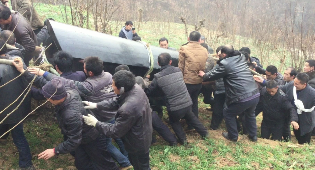 两会圆满闭幕了，最遗憾的是两会期间唯一一个关于“死人”建议的没有通过，现在争论依