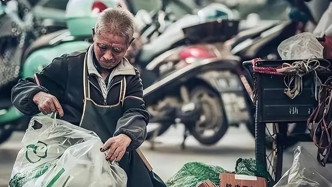 养父捡破烂把他送进清华，亲爸拿1000万索要孩子，结局如何