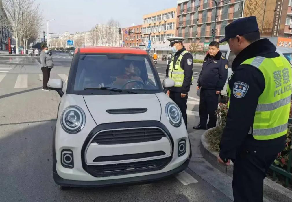 老年代步车被严查，老大爷十分困惑：能卖又能买，为啥不让上路？