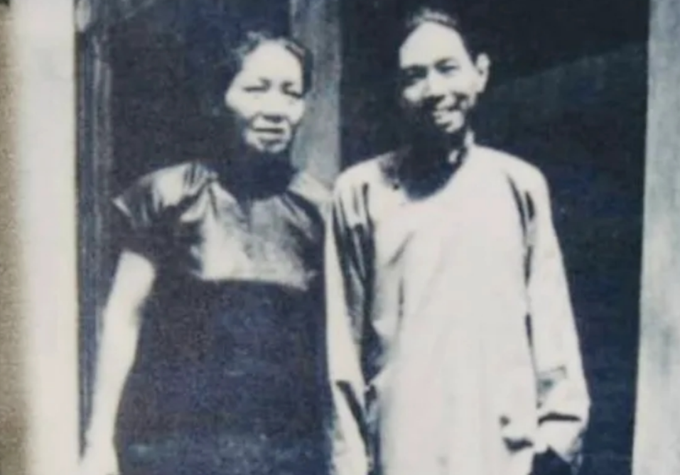 1928年，32岁的茅盾出轨了23岁的女学生秦德君，不久秦德君便怀了孕，茅盾为难