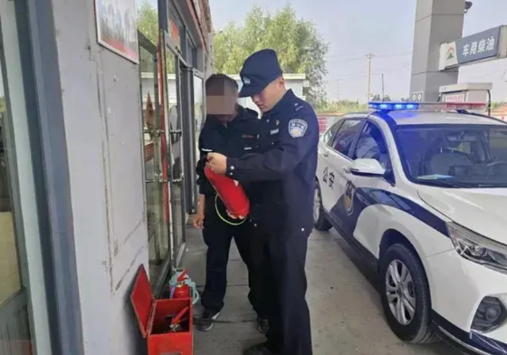 公安派出所开展日常消防监督检查有一个重要原则，“该出手时就出手“。
    不属