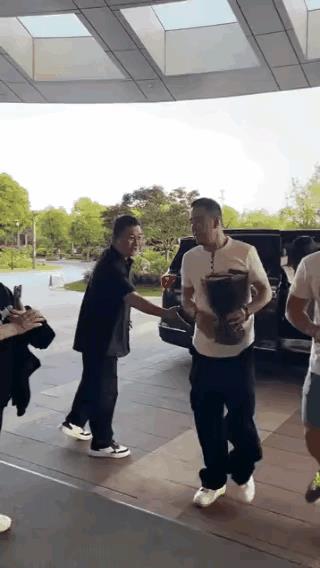 谁也不服就服杨坤，为啥，因为他的款最大，谱最大[机智]！天王刘德华都热情和粉丝握
