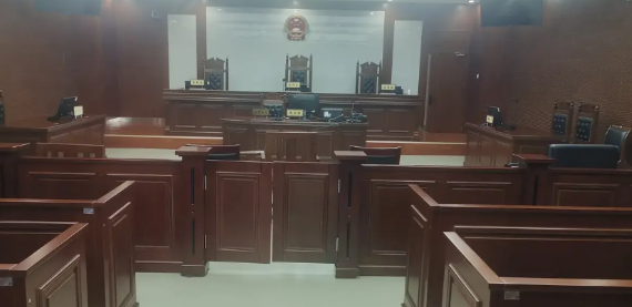 一个中级法院的刑事法官同学说新年伊始，刚到单位就见内勤办公室又堆了一堆堆卷宗，她