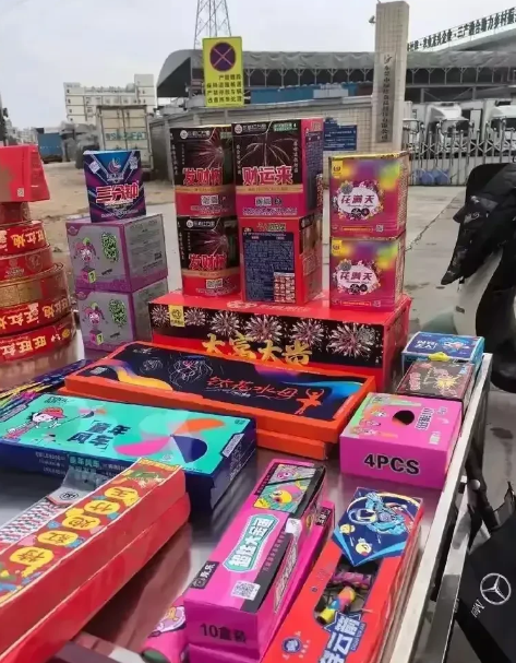 今年春节帮亲戚卖烟花的经历，彻底刷新了我的认知💰 原本觉得风吹日晒摆摊不容易，