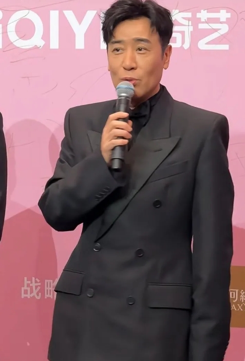 于和伟太瘦了，再大牌子的衣服也撑不起来啊！
其实这套双排扣西装很适合他，如果能胖