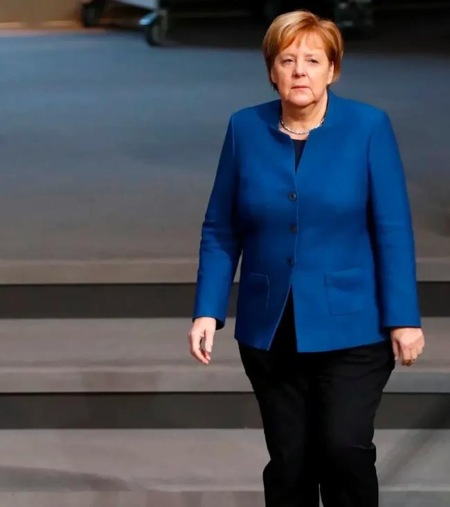 不装了！
默克尔提出要遏制俄罗斯！
默克尔在其新书《自由》发布会上发言指出：北约