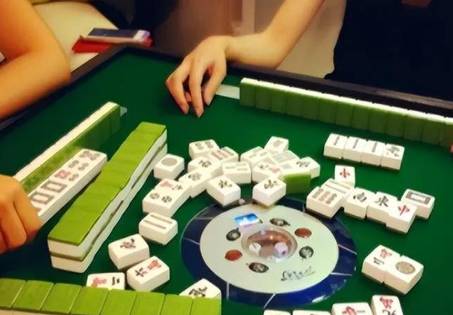 “迟到的正义，还是正义吗？”四川成都，女子和2个闺蜜在茶楼打麻将，约定每局5元，
