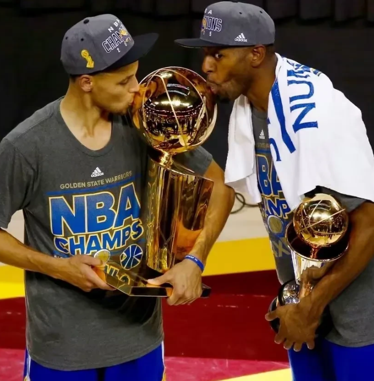 太谦虚了！伊戈达拉谈15年总决赛MVP归属: 应颁给库里，不知道为什么是我获奖？