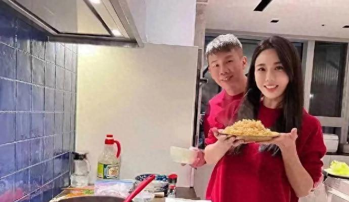 陶喆的婚姻告诉我们，年轻的女孩子们一定要找和自己年龄相当的男孩子结婚，
因为你们