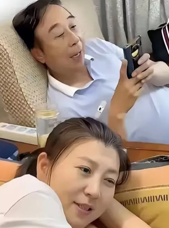 冯巩老师经常和这个女的拍段子，
以前还以为他们是两口子，
后来听人说人家只是拍段