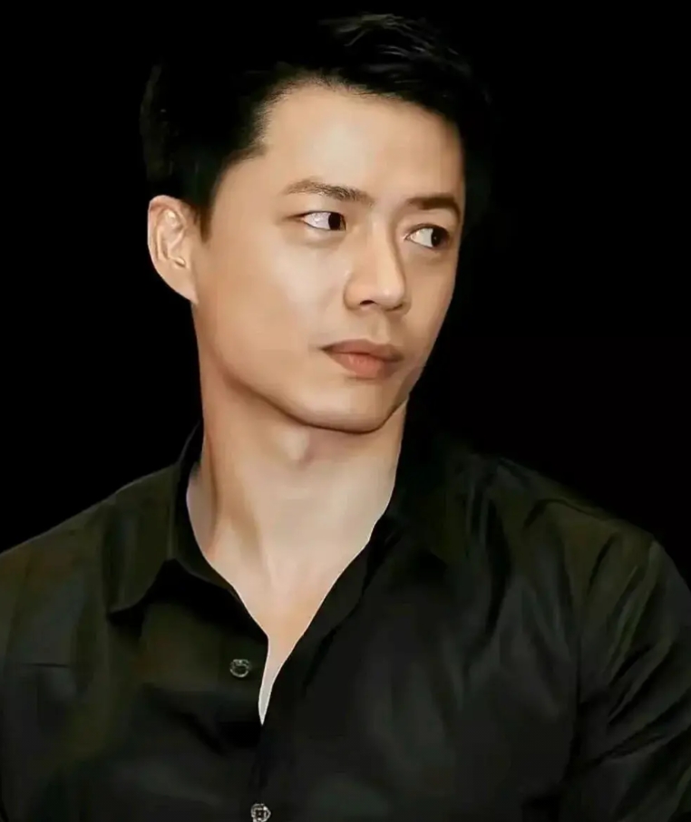 关于段奕宏的8个冷知识如下:

1:他老婆中村幸子，原名王瑾出身内蒙，后加入日本