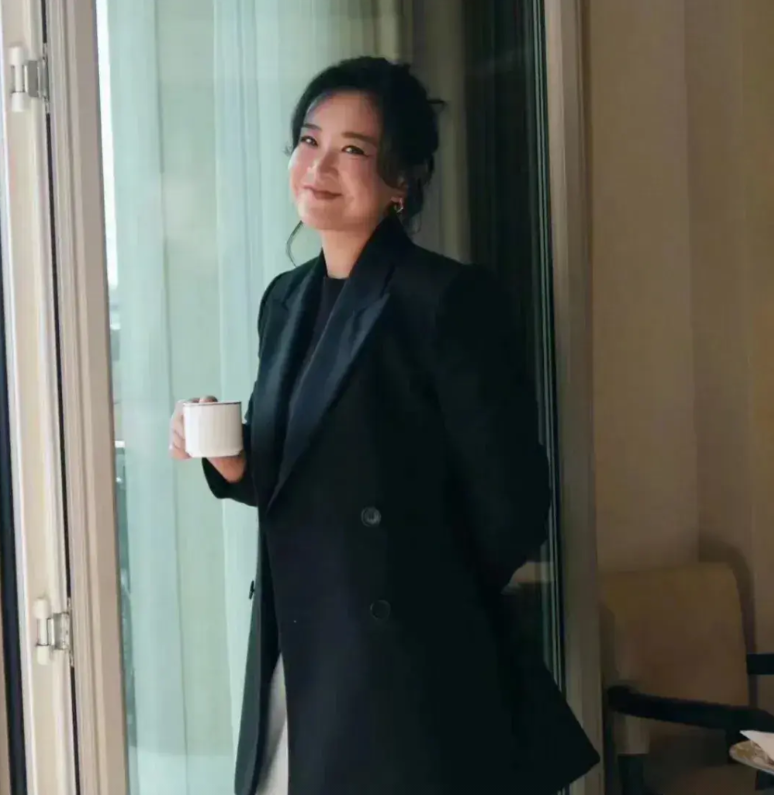 贾玲不再和旗下艺人续经纪约，无非2个原因

1.公司成本高。一个公司很难兼顾艺人