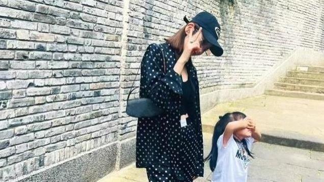 唐艺昕陪4岁女儿慈善表演，母女首度四手联弹，萌宝露侧脸像爸爸