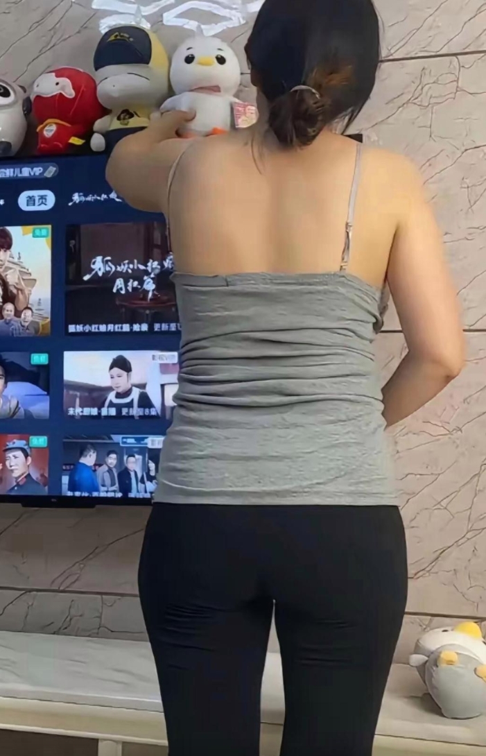 嫂子真是太勤力了吧，把家里打扫的干干净净的，还给电视上面摆了一排小玩偶，还挺好看