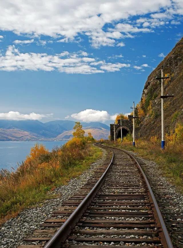 突发爆炸性大消息！俄罗斯一座铁路桥梁被乌克兰派去的武装分子全部炸断！俄罗斯面积太