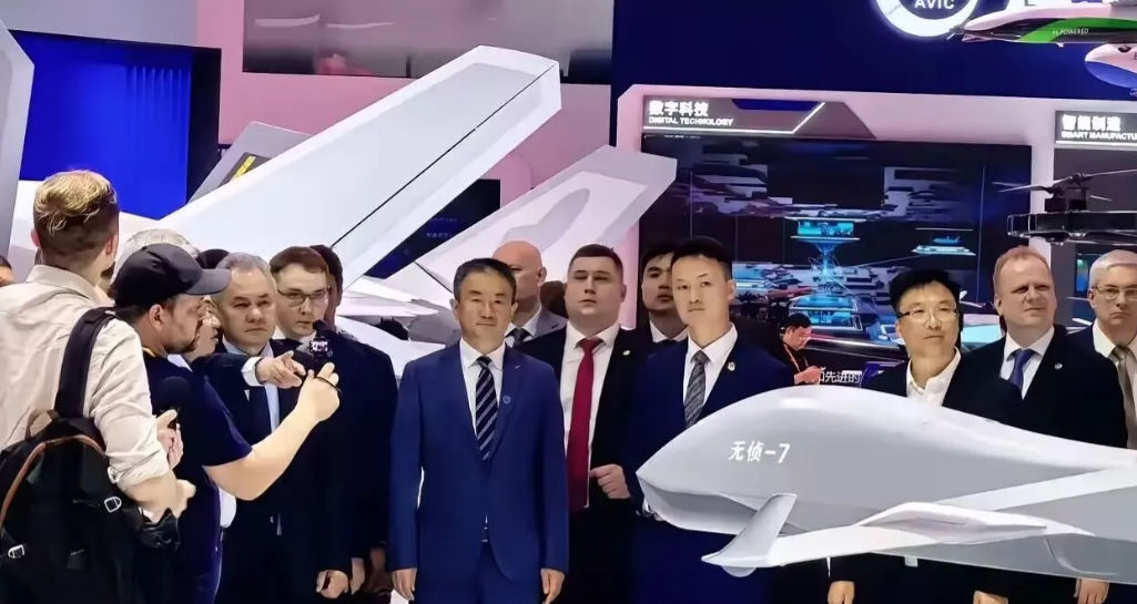 大客户驾到，绍伊古将军亲自坐镇，整个场馆瞬间封闭，只为专场接待这位尊贵来宾！一出