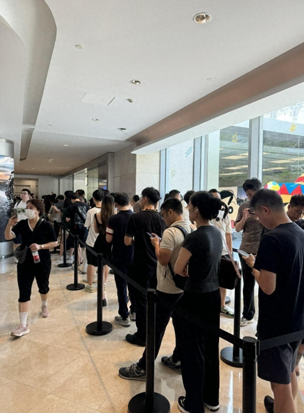 iPhone 16今天上午10点左右，正式上市了，到处都是黄牛在排队，看起来是人