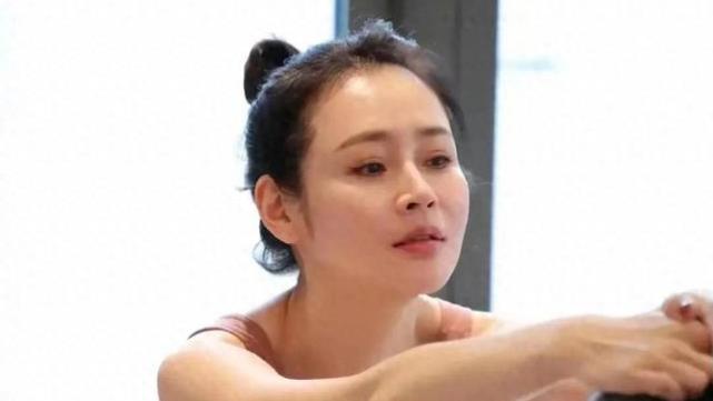42岁于明加产后身材惊艳，马甲线不输小花旦！