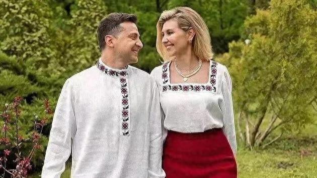 泽连斯基老婆叫叶莲娜，两人同岁同乡是初恋，恩爱一生却两地分居