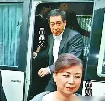 郭晶晶的母亲范玉梅，偶尔露面会让人惊艳！

身材适中，气质优雅。

长期离家乡住