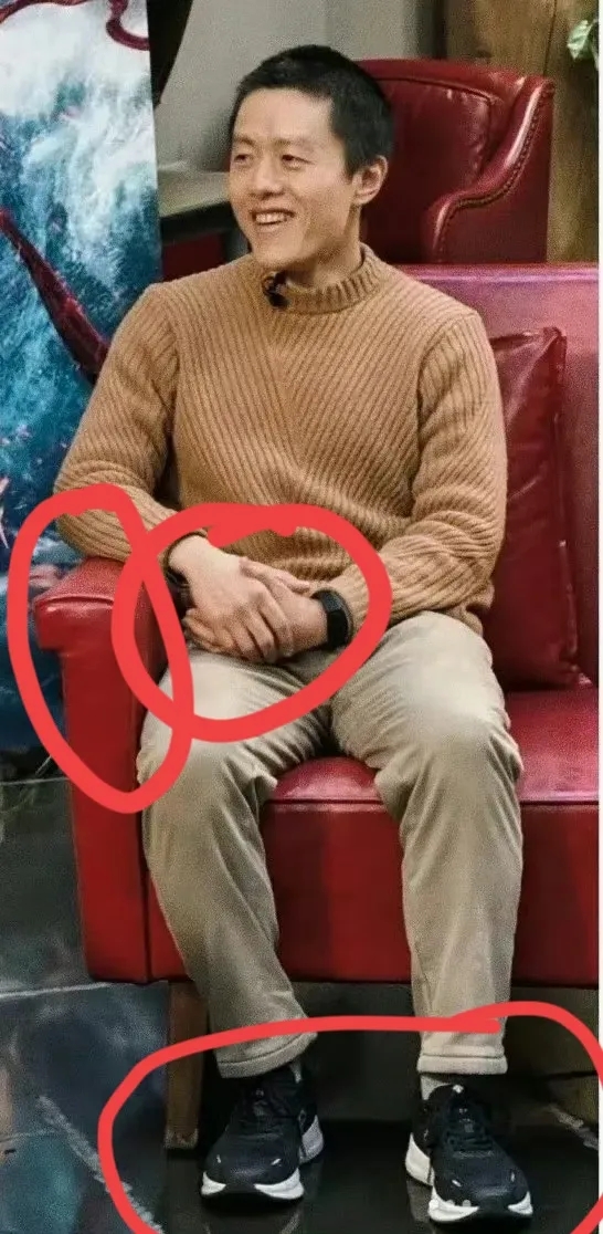 导演饺子的这张照片，我发现了三个细节，指向同一件事。
第一，他的双手交叉紧握，手