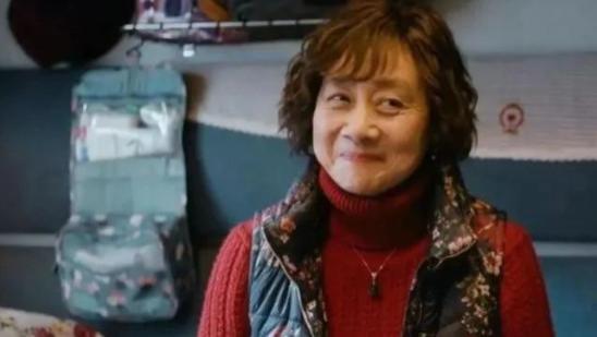 因《渴望》翻红34年，黄梅莹与丈夫恩爱40多年，老了也气质优雅