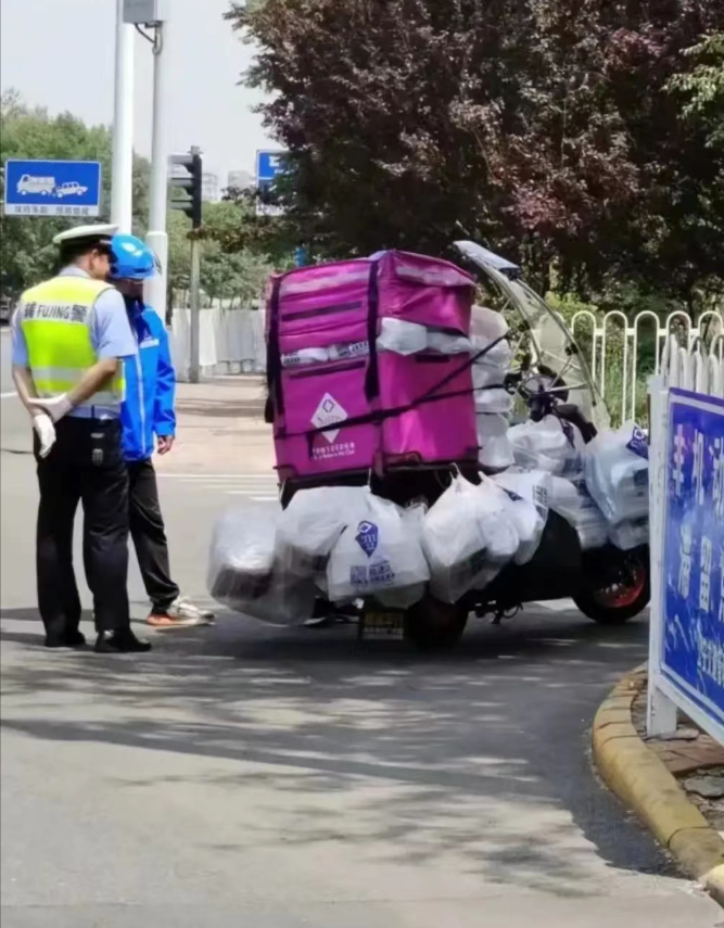 今天在路上看见一个外卖小哥被交警给拦住了，我也是真的佩服这个外卖小哥呀！小小的电