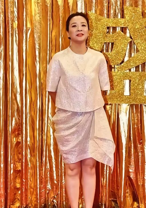 她是内地著名的影视女演员，国家一级演员，1991年凭借《外来妹》提升了自己的知名