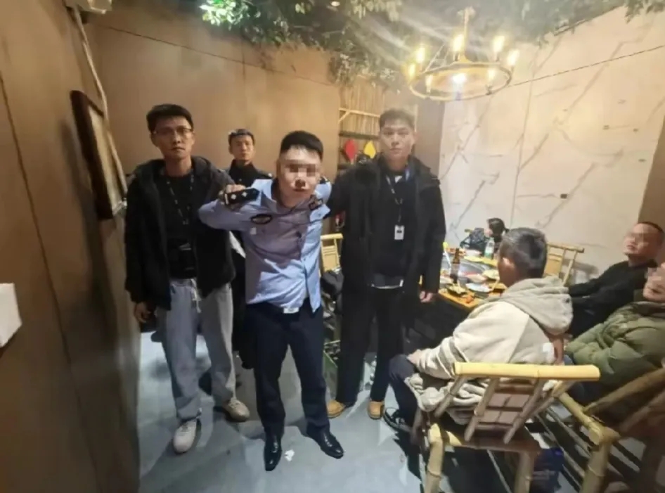 泸州，男子崇拜警察，他为了满足自己，网上买了警冒充警察，多次炫耀自己的本事，还让