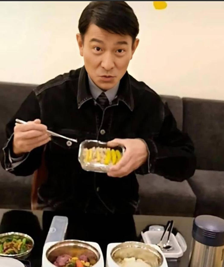62岁刘德华吃素十年，透露女儿是“胎里素”：看见老婆和女儿都吃素，自己吃肉就很奇