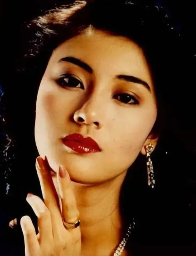 为什么几次看到有人说李嘉欣在选美之前就整容了，她竟然不是天然大美女吗？但看图一的