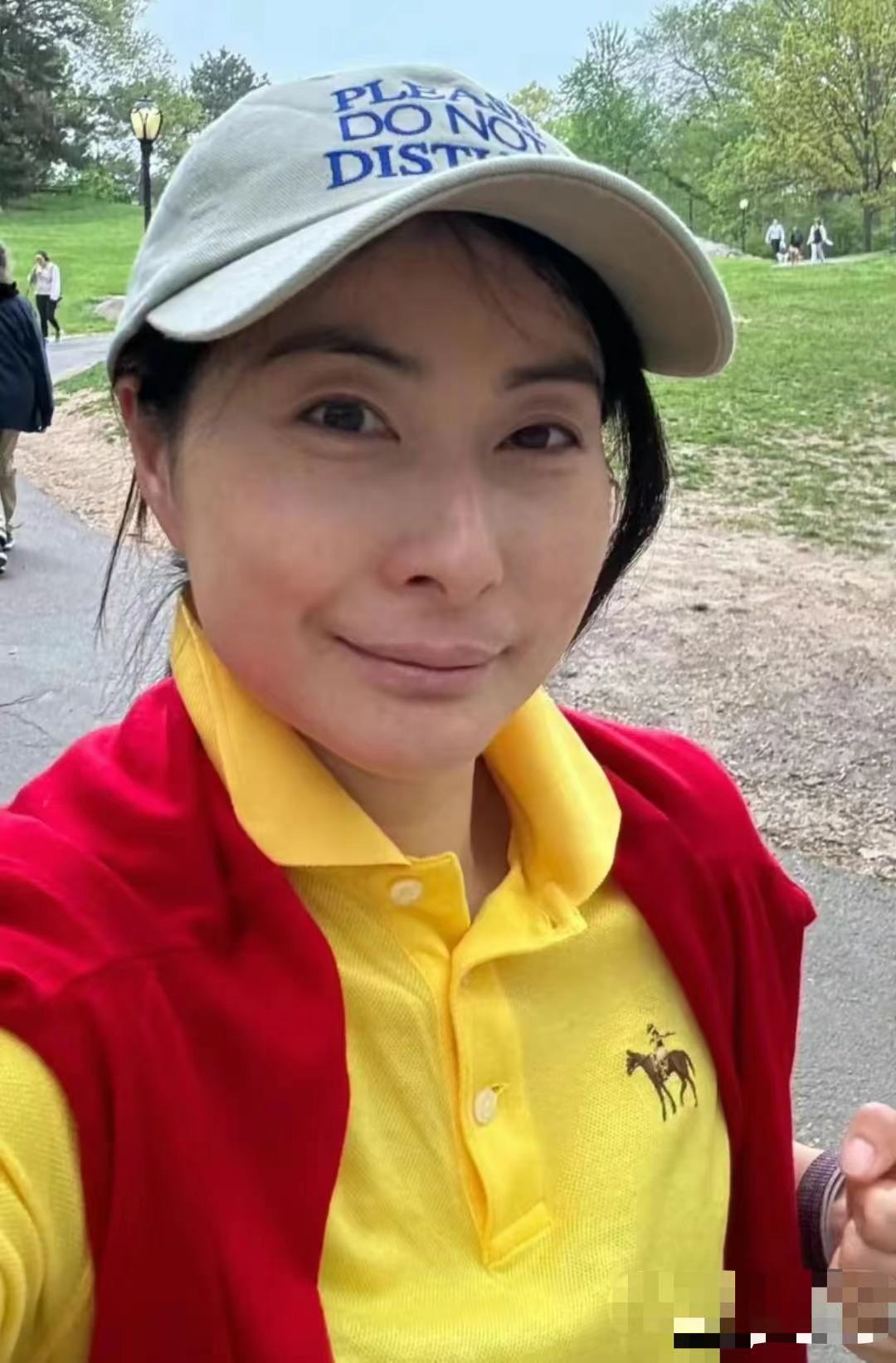 别人的五一都在晒各种旅游购物，阔太郭晶晶却分享了自己外出在公园跑步锻炼的日常照，